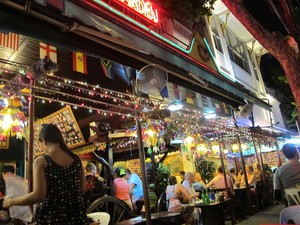 Menyusuri Malam Panas di Patpong, Bangkok