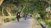 Pemandangan para petualang yang gowes di sekitar Selokan Mataram (sumber: sepedaku.com)