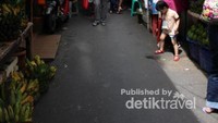 Gang sempit namun ramai seperti inilah yang bisa kita susuri dan melihat hak-hal unik di kawasan ini