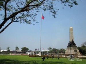 Menyusuri Rizal Park di Jantung Kota Manila