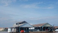 Rumah-rumah pemelihara ikan di tepian Sungai Bassac