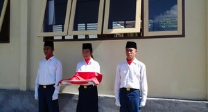 Merah Putih Berkibar di Perbatasan Indonesia