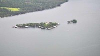 Pulau di tengah Danau Sentani (reylando eka putra/dTraveler)