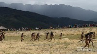 Para peserta saling acung dan lempar tombak selama aksi perang-perangan.