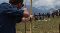 Salah satu turis dari Amerika saat jadi peserta lomba memanah.
