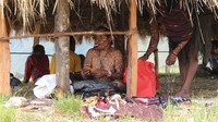 Pojok kerajinan dan souvenir khas Papua.