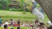 Ketika burung-burung didekatkan dan diperkenalkan satu-persatu ke penonton di Bird Show