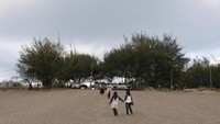 Berjalan di atas pasir seperti di tempat ini cukup sulit lho , pastikan teman-teman menggunakan alas kaki yang nyaman .