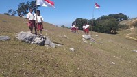 Mereka mengibarkan bendera merah putih diatas perbukitan fatuulan.