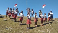 Adi Samara Merayakan HUT RI-74 Bersama anak-anak desa Fatuulan.