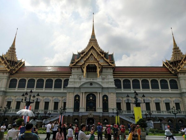 PHRA THINANG CHAKRI MAHA PRASAT MEMILIKI GAYA ARSITEKTUR THAILAND DAN EROPA. ACARA PERNIKAHAN KELUARGA KERAJAAN SELALU DIADAKAN DI SINI PHRA THINANG CHAKRI MAHA PRASAT MEMILIKI GAYA ARSITEKTUR THAILAND DAN EROPA. ACARA PERNIKAHAN KELUARGA KERAJAAN SELALU DIADAKAN DI SINI