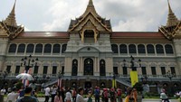 PHRA THINANG CHAKRI MAHA PRASAT MEMILIKI GAYA ARSITEKTUR THAILAND DAN EROPA. ACARA PERNIKAHAN KELUARGA KERAJAAN SELALU DIADAKAN DI SINI