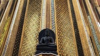 PHRA MONDOP MERUPAKAN SEBUAH PERPUSTAKAAN YANG DI DALAMNYA TERDAPAT TRIPITAKA. PATUNG BUDDHA BERWARNA HITAM DI BAGIAN EKSTERIOR TERBUAT DARI BLACK VOLCANO JAVA, INDONESIA
