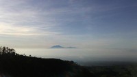 Gunung Lawu terlihat mengintip dari balik awan