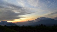 Gunung Andong dan Telomoyo ketika sunset tiba
