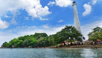 Mercesuar Pulau Lengkuas yang terlihat kokoh