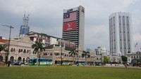 Banyak gedung-gedung bersejarah terletak di sekitar Dataran Merdeka