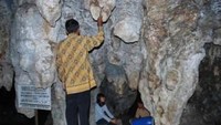 Pengunjung yang sedang mendengarkan alunan khas gamelan dari staklatit dan staglatmit (pacitanisti.wordpress.com)