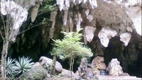 Pemandangan di depan gua (vixifixi.wordpress.com)