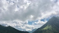 Pemandangan dari atas dikelilingi perbukitan hijau berjejer