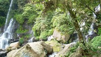 Batu-batu besar di dasar permukaan Curug Orok melengkapi keindahan tata ruang lokasi ini (Dinas Pariwasata dan Budaya Jawa Barat)