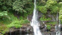 Wisatawan bisa bermain air sepuasnya karena kolam curug ini tidaklah terlalu dalam dan berbahaya (Dinas Pariwasata dan Budaya Jawa Barat)