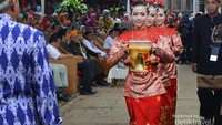 Para Penari dengan balutan Kostum tradisional Lampung