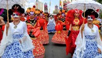 Iring-iringan rombongan wanita lengkap dengan topeng yang dipakai