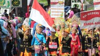 Tampak keceriaan peserta dengan pakaian adat