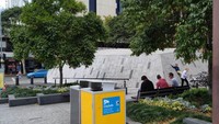 Tempat sampah yang besar dengan warna yang mencolok tersedia di hampir semua sudut kota
