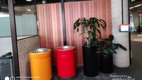 Tempat sampah yang besar dan bersih menjadi tradisi di berbagai wilayah publik termasuk di universitas