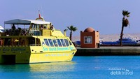 Katamaran boat yang akan membawa kita diving