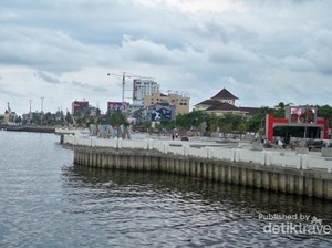 Mesjid Amirul Mukminin, Masjid Terapung di Makassar yang Unik