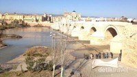 Roman Bridge dengan latar belakang Mezquita
