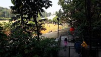 Lapangan Sabuga yang berada di kawasan Sarana Olah raga (Saraga) ITB terlihat dari atas Forestwalk Babakan Siliwangi