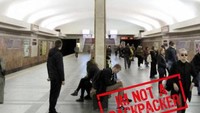 Lambang komunis yang masih terpancang di Stasiun Sentral