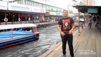 Merasakan naik perahu di Sungai Chao Phraya, Bangkok.