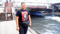 Air sungai tampak berwarna hitam