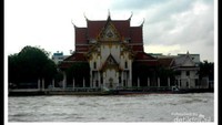 Wat Rakang di pinggir Sungai Chao Phraya