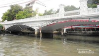 Salah satu jembatan yang melintang di atas sungai di Bangkok.