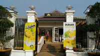 Toko souvenir di samping istana negara