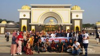 Bersama rombongan field trip di depan istana negara malaysia