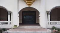 Bagian depan Gedung Juang 45