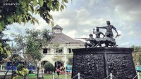 Monumen di Halaman Gedung Juang 45