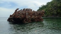 Batu karang yang terapung di pulau Karwapop misol selatan (Foto:Abi)