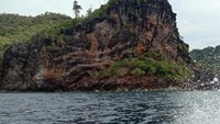 Batu berbentuk arca di sekitar pulau Karwapop,Misool selatan(Foto:Abi)