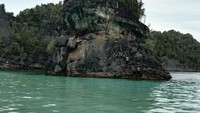 Batu berbentuk arca,di Misool selatan (Foto: Abi)