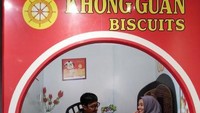 Jangan lupa untuk berfoto di dalam kalengnya.