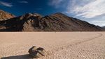 Misteri Batu yang Berjalan Sendiri di Death Valley