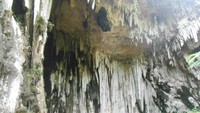 Goa Kalak tampak depan dengan stalagtit keren